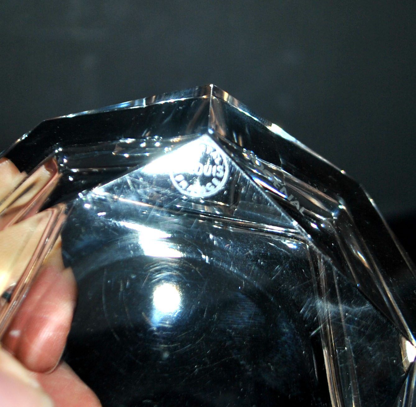 Faceted cut crystal ashtray signed SAINT-LOUIS