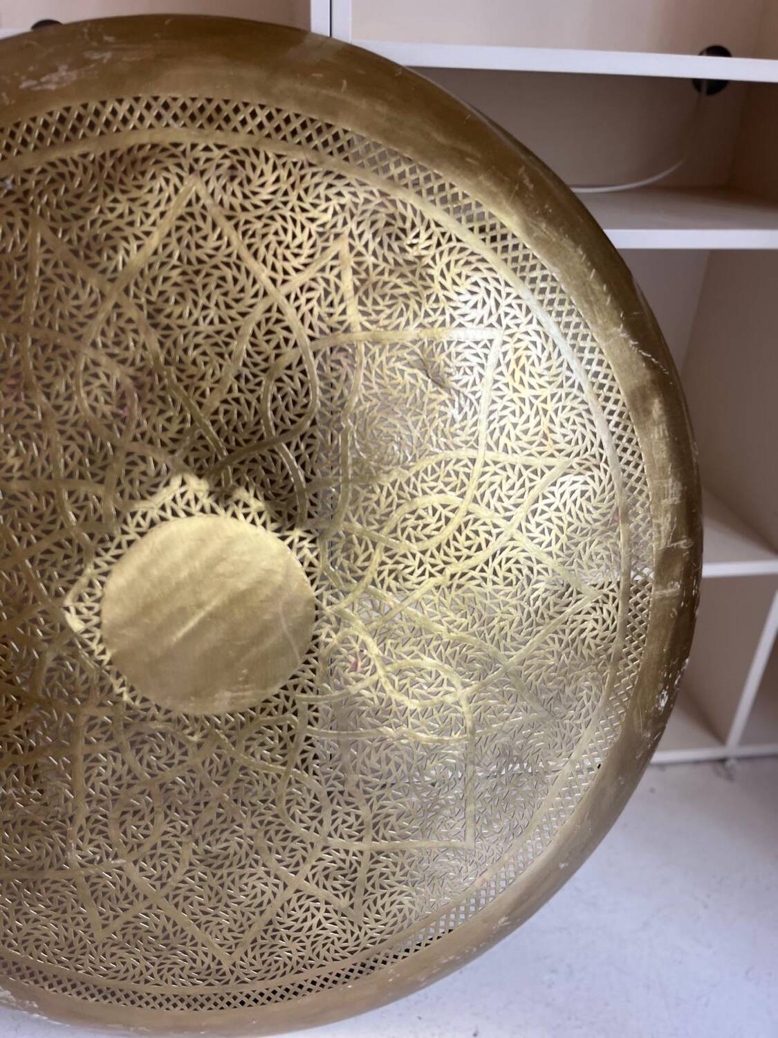 Large oriental wall lamp in hammered gold-plated perforated brass, 100 cm.