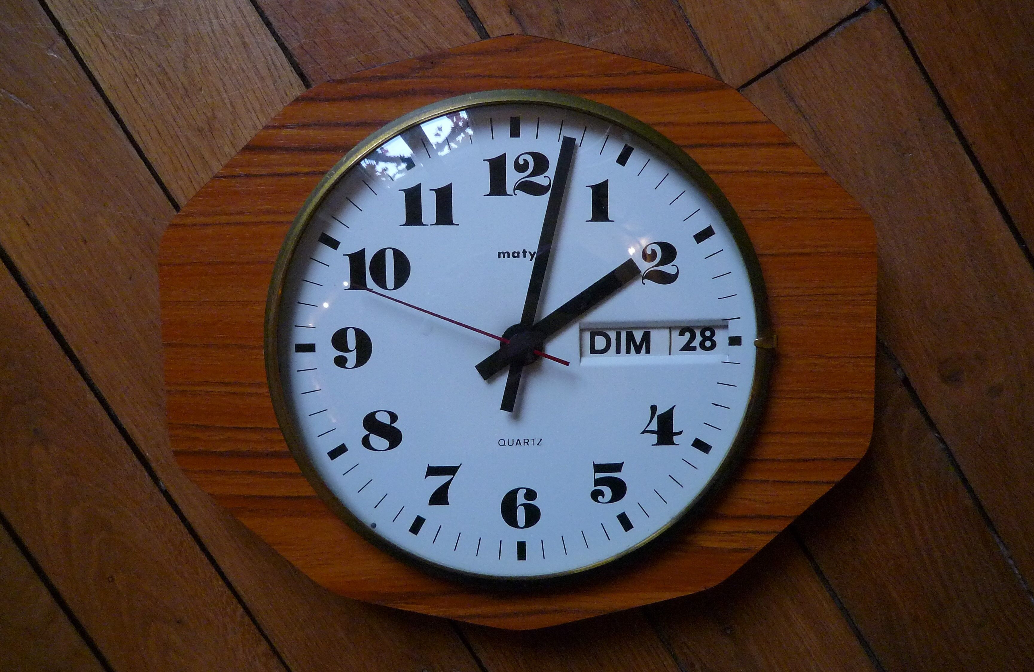 MATY wall clock with date, vintage 60s, exceptional condition.