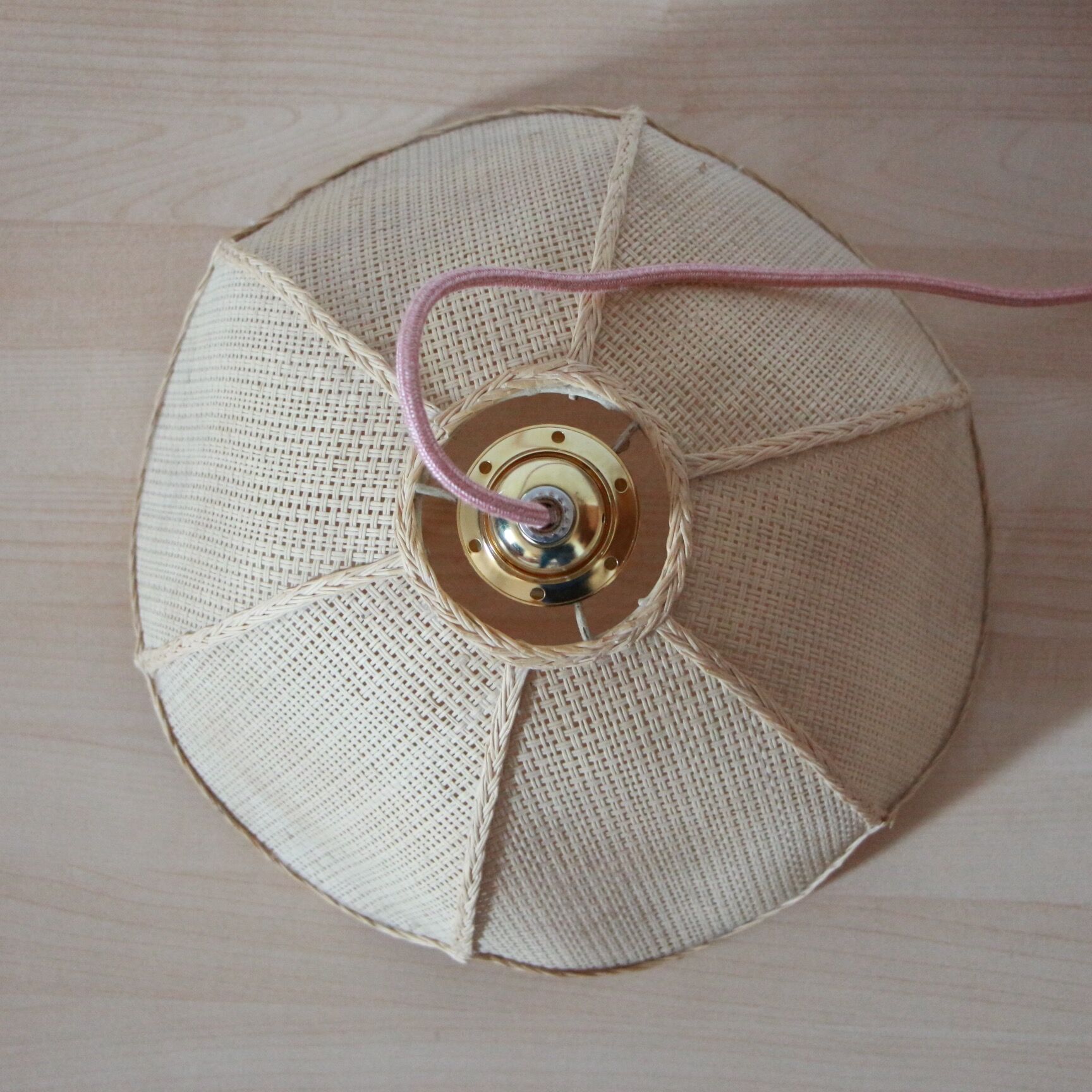 Flower suspension in natural fiber