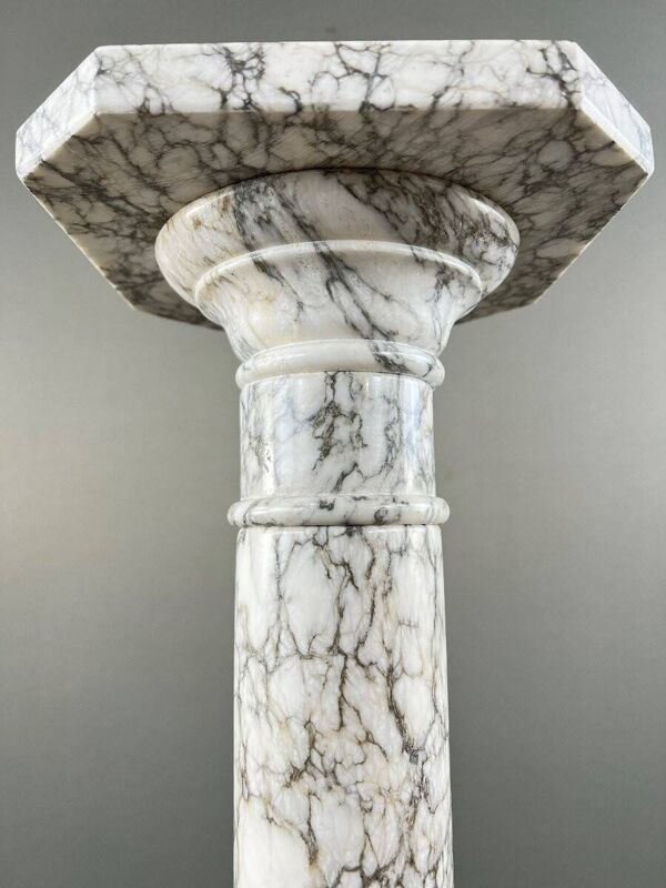 Colonne en marbre blanc veiné, XXe siècle