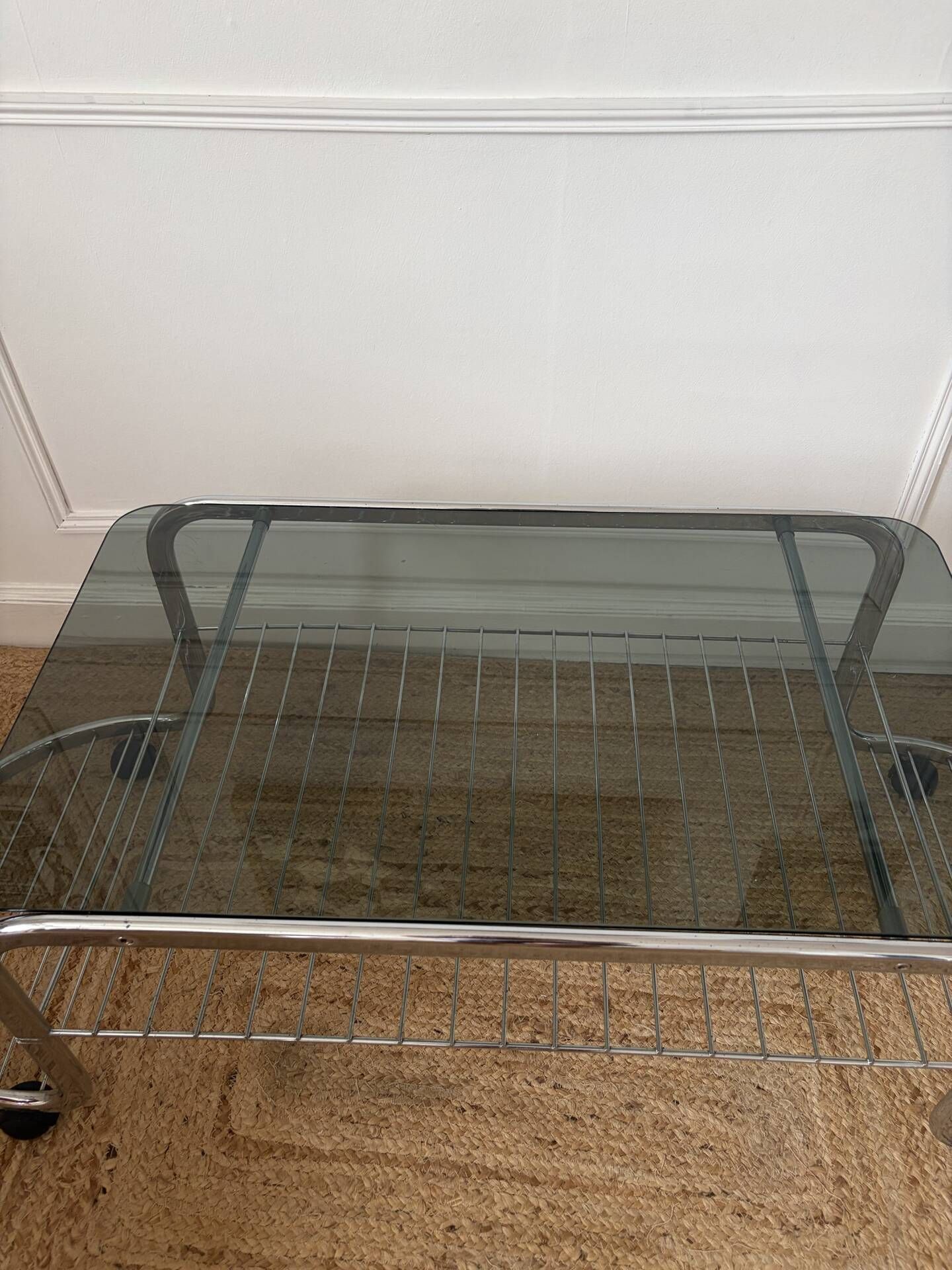 Table basse en métal et verre fumé 1970