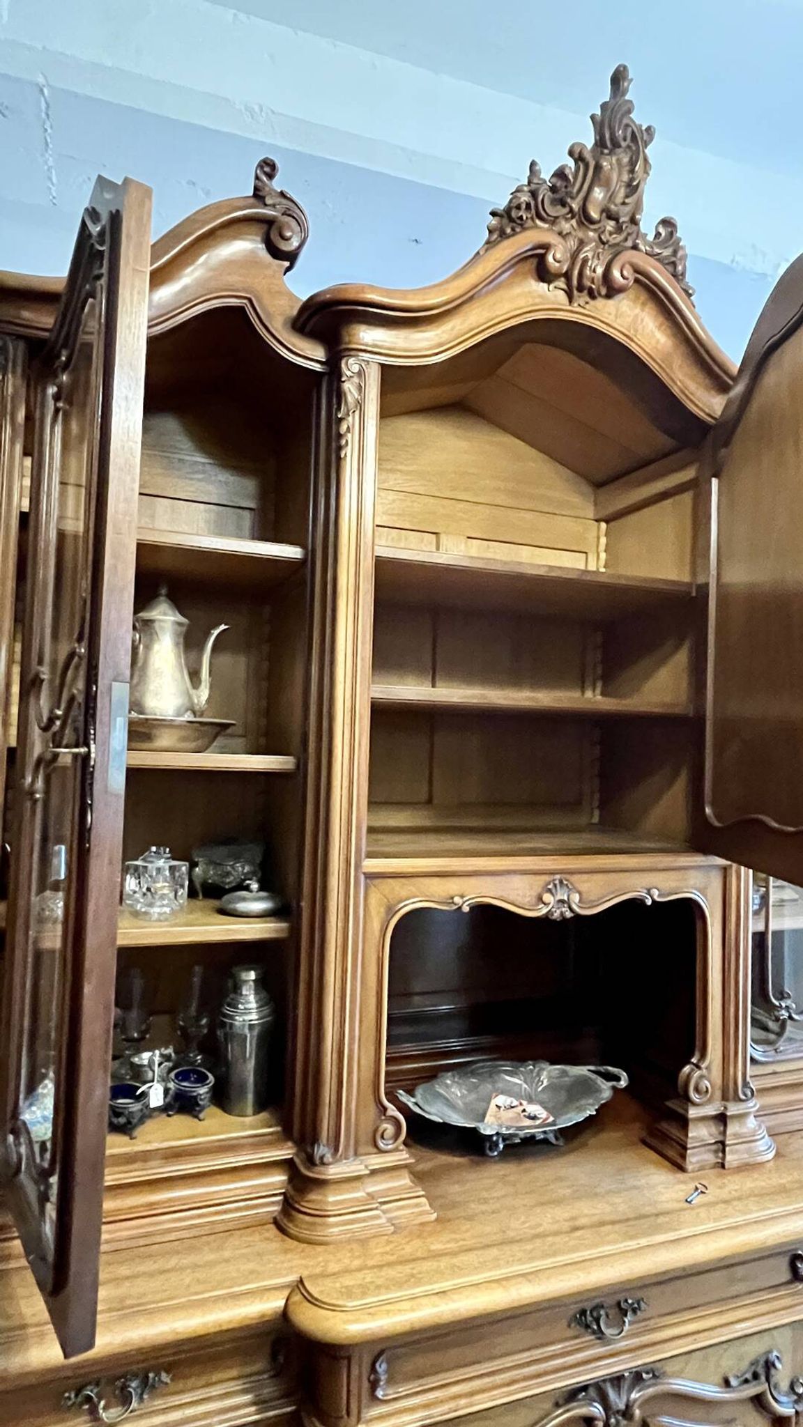 Buffet Noyer de style Louis XV