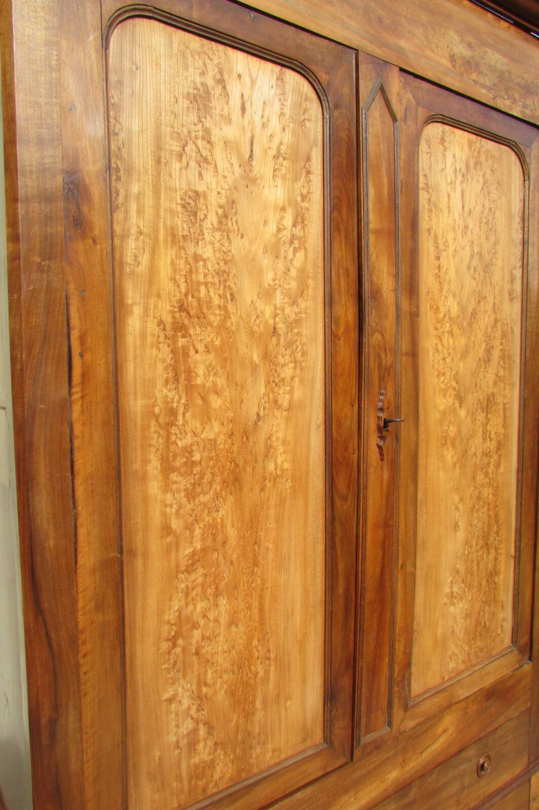 Large linen wardrobe in walnut and burl, Louis Philippe