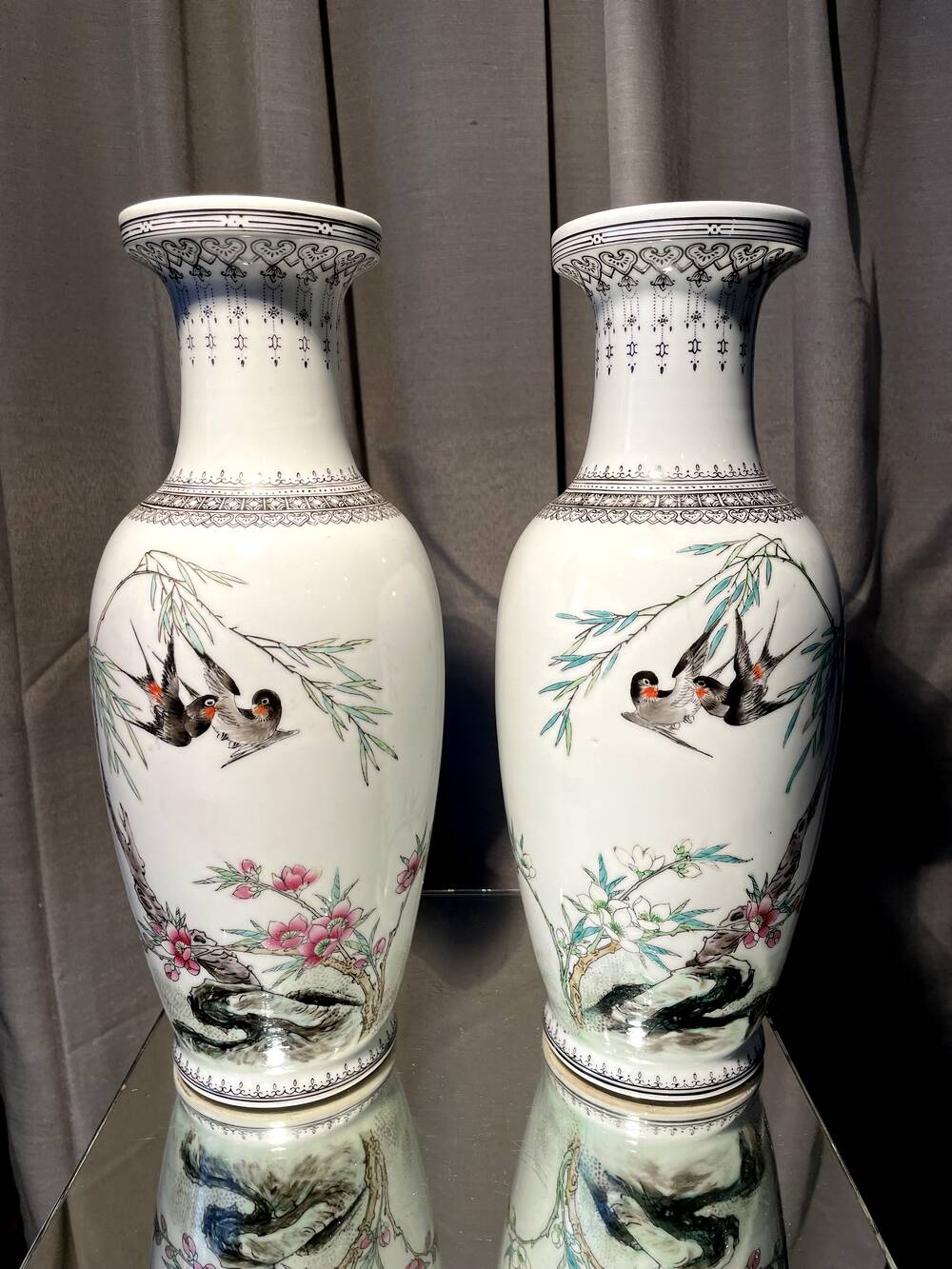 Pair of baluster vases with bird decoration in chinese porcelain