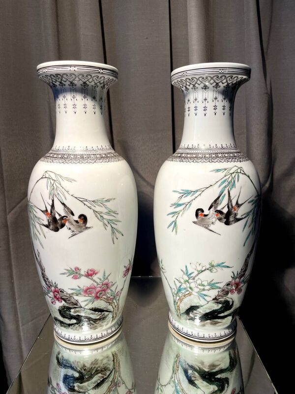 Paire de vases balustre a decor oiseaux en porcelaine chinoise