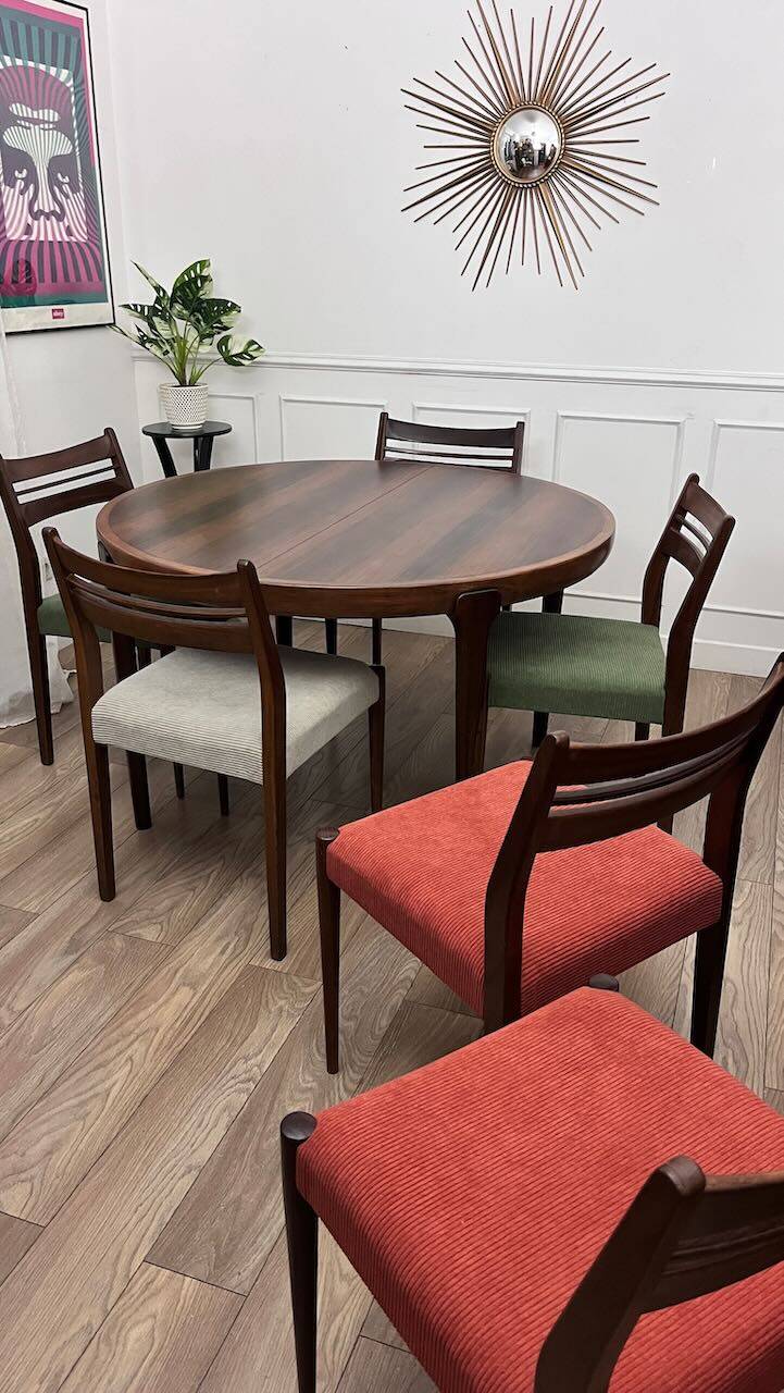 Dining table in rosewood, for 4 to 6 people.