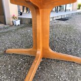 Baumann extendable round table