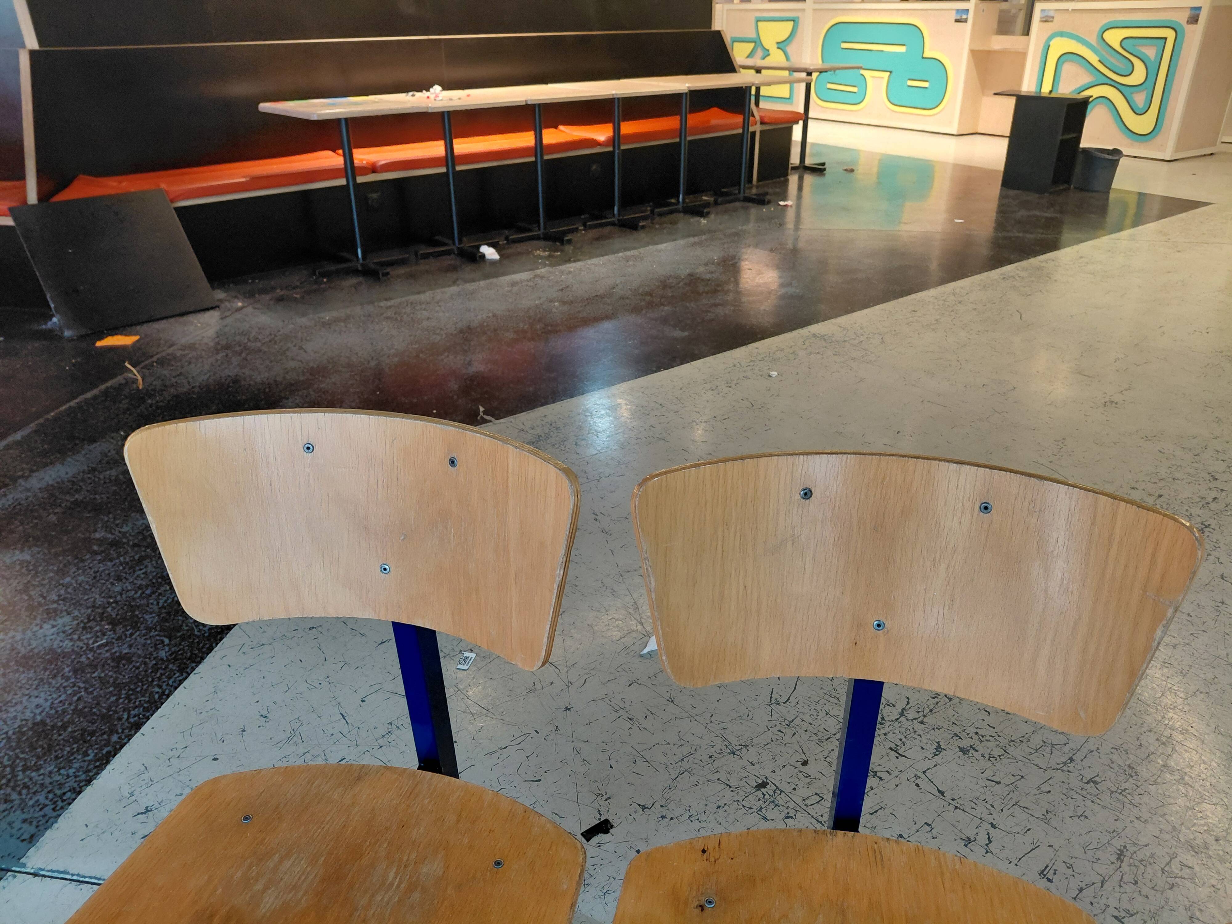Lot 6 chaises vintage style Marko N1 – piètement trépied
