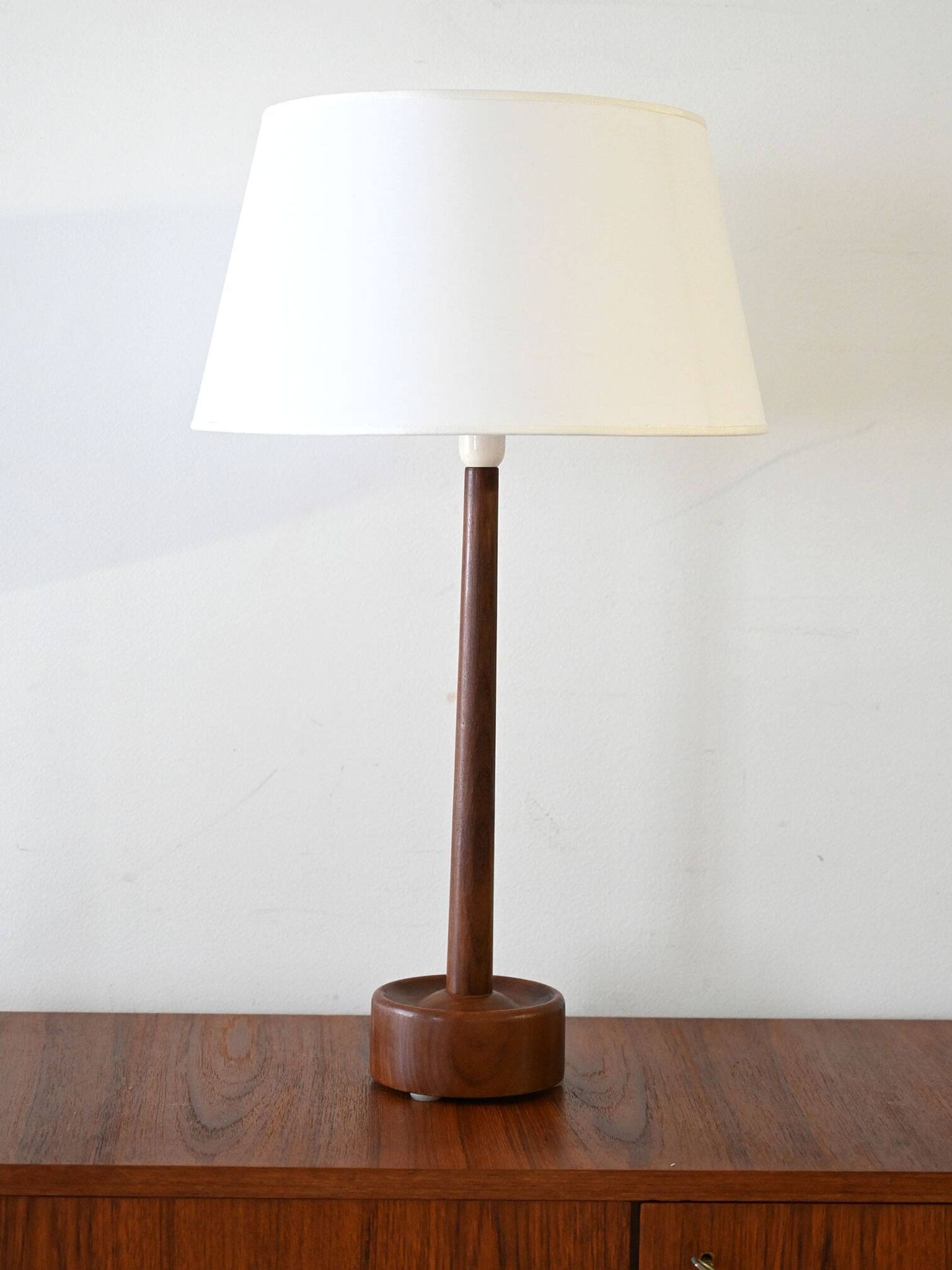 Lampe de table danoise en teck tourné des années 1950/60