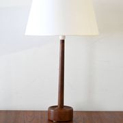 Lampe de table danoise en teck tourné des années 1950/60