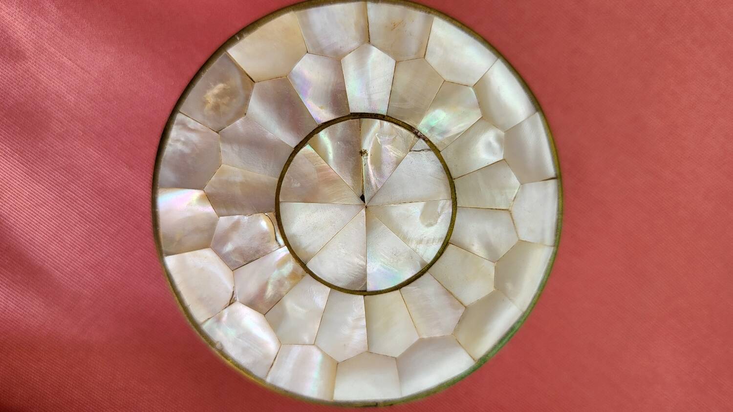 Boîte ancienne ronde en laiton et nacre à décor géométrique