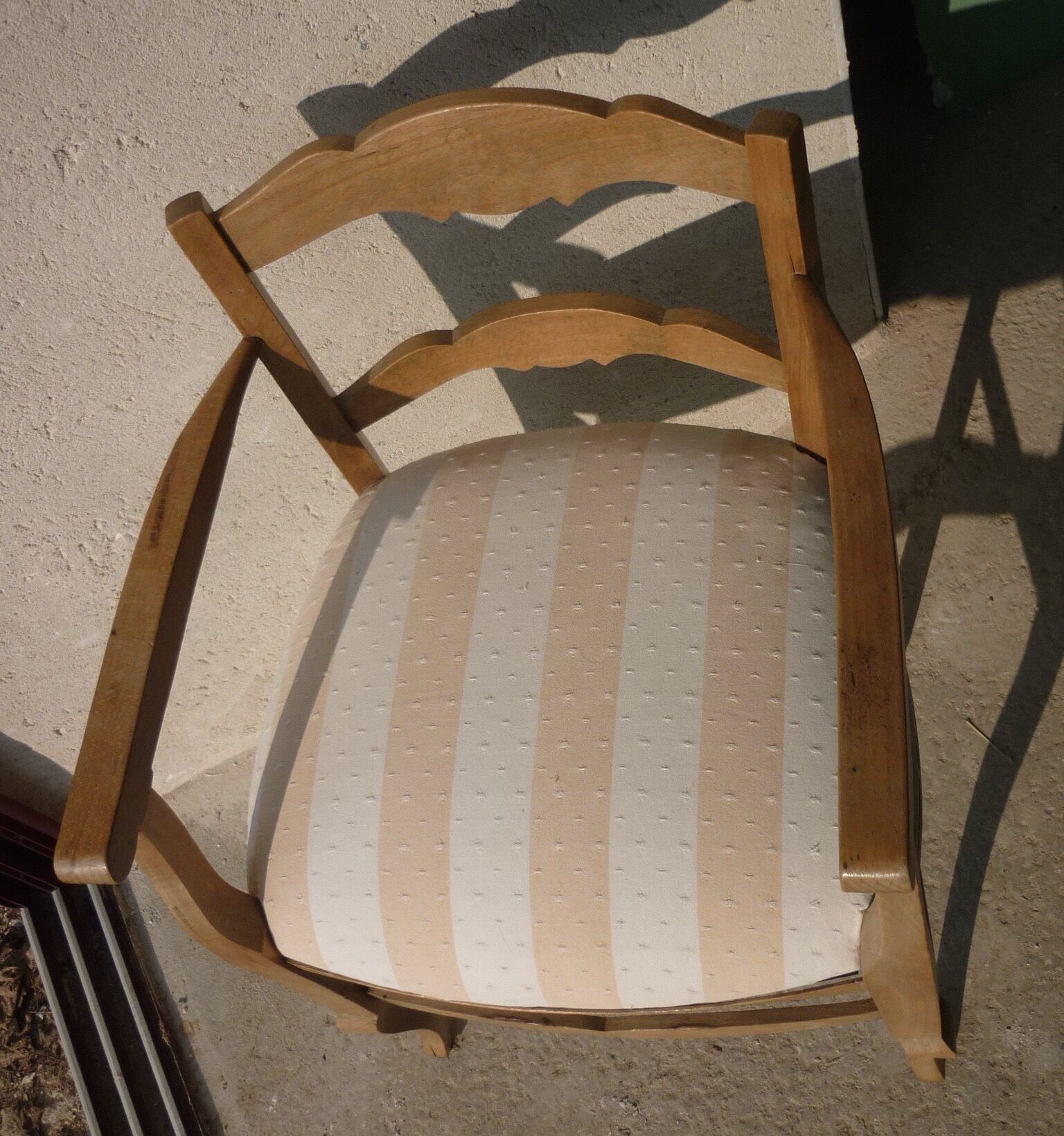 Low back armrest chair