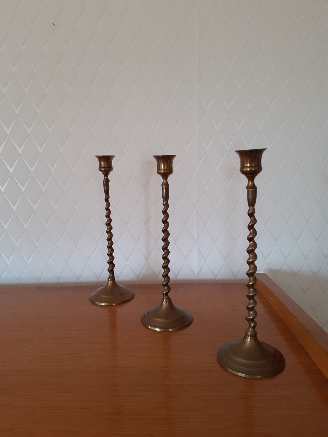 Lot de trois bougeoirs en laiton