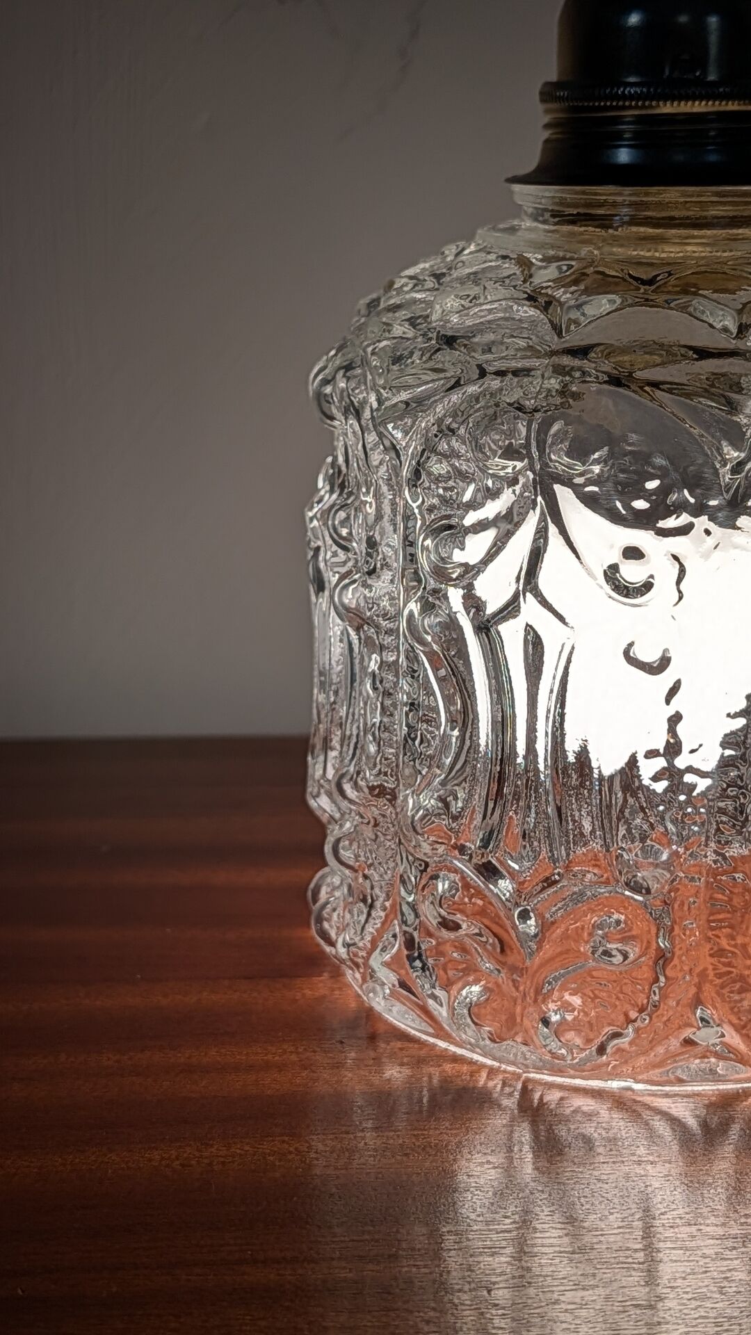 Suspension in moulded glass with floral decoration