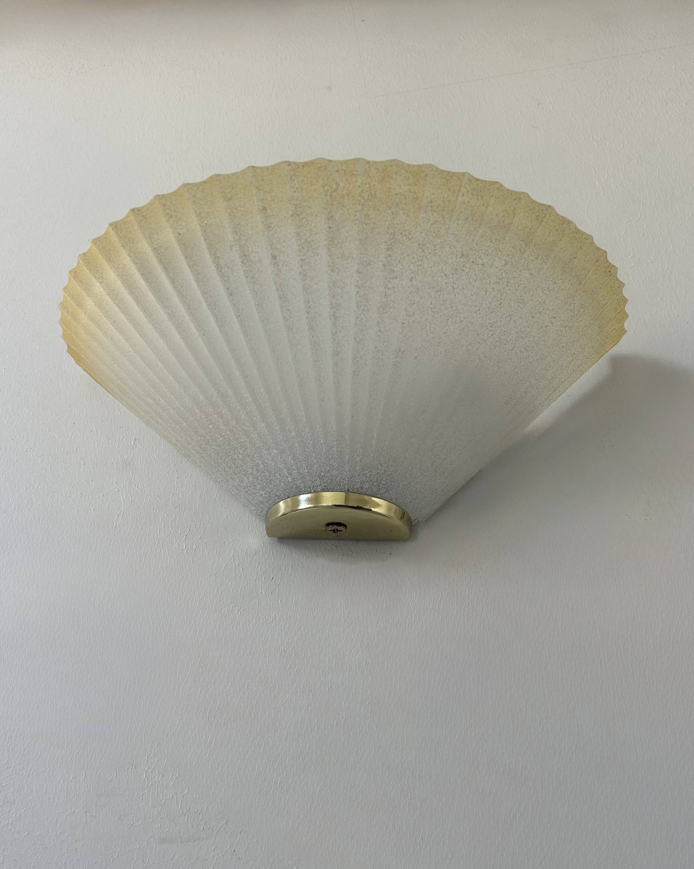 Paire d'appliques vintage coquillage, verre et laiton, France, 1970