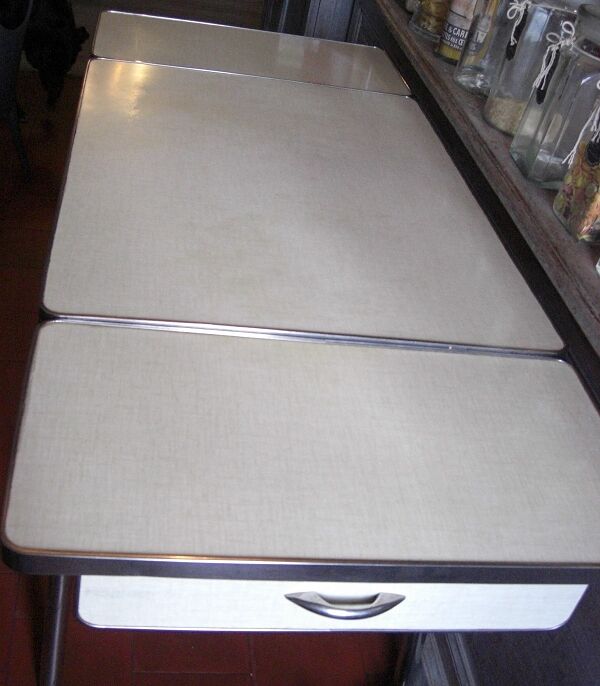 Pivoteau in formica kitchen set
