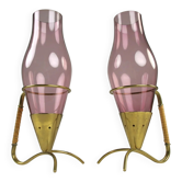 Paire de bougeoirs en laiton, verre rose et rotin, modèle 3823-94 — Gunnar Ander pour Ystad-Metall, Suède, fin des années 1950
