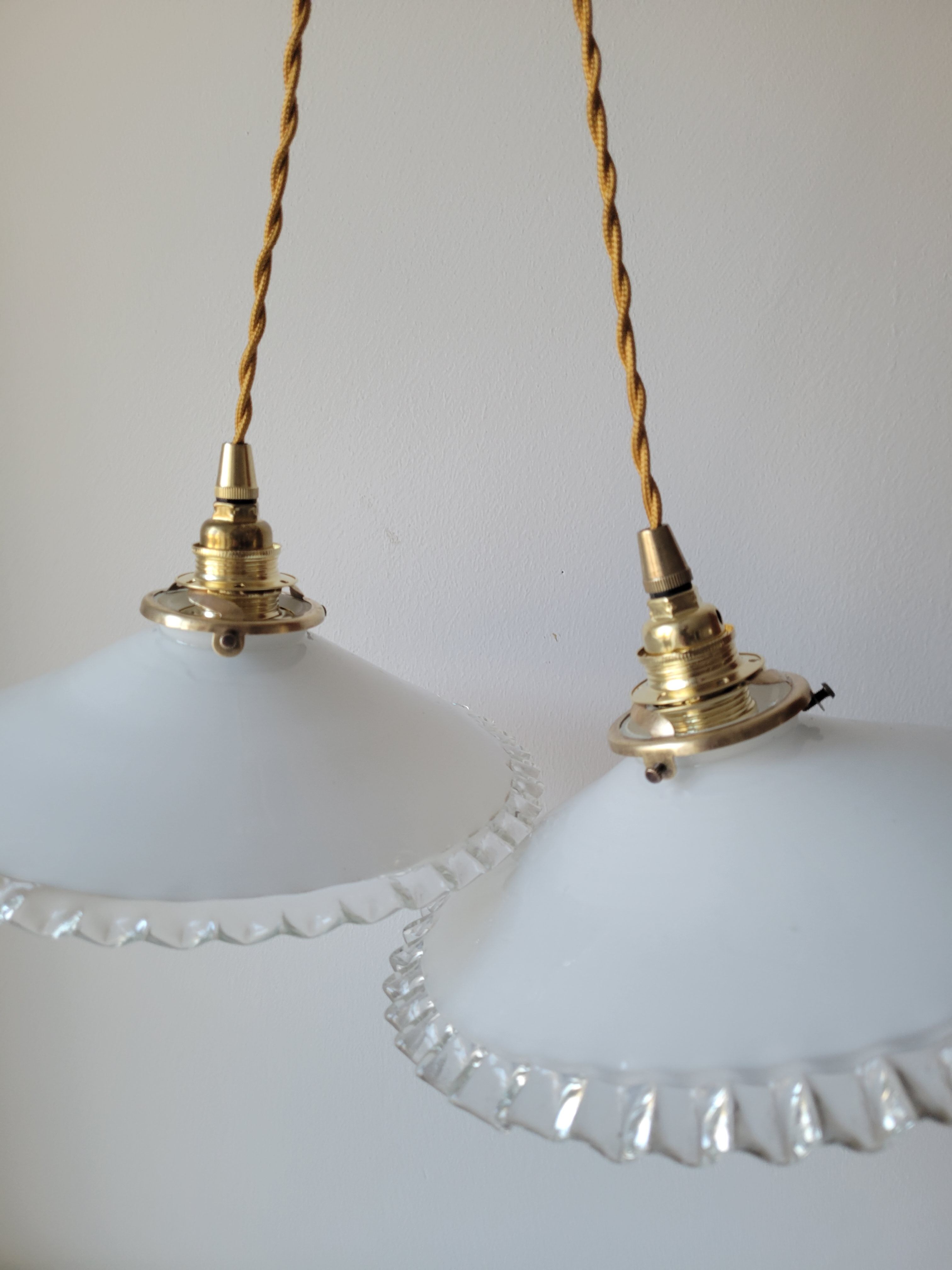 Pair of serrated opaline suspensions