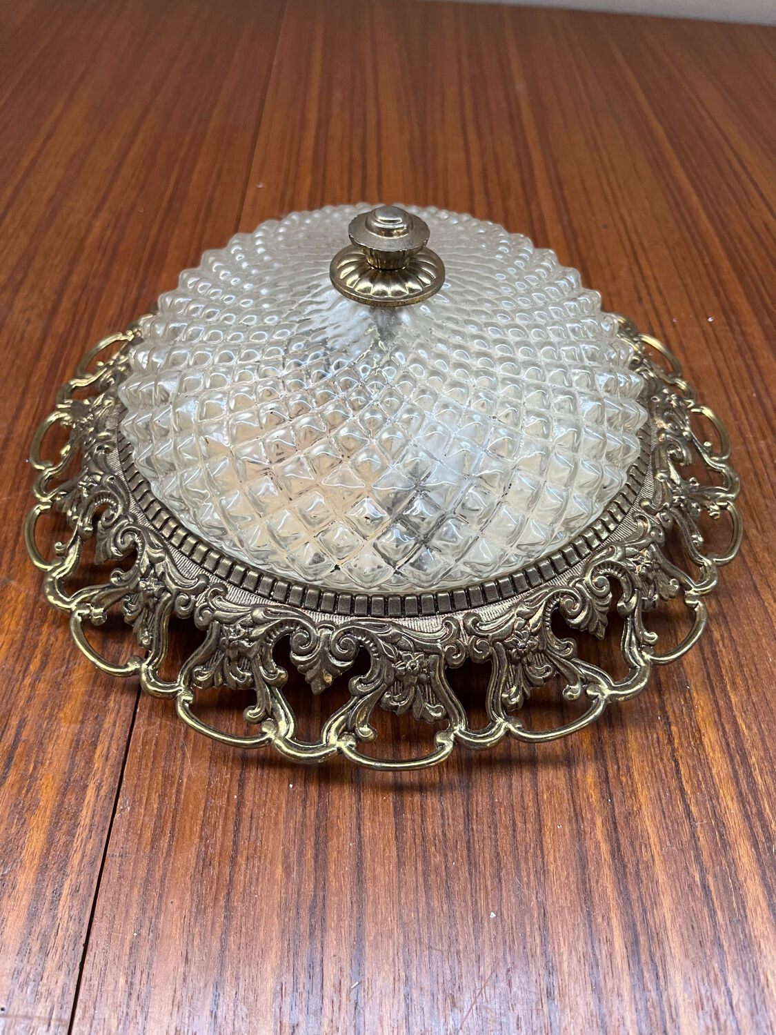Vintage ancien plafonnier en verre et laiton cisele 2 lumieres  dos tole