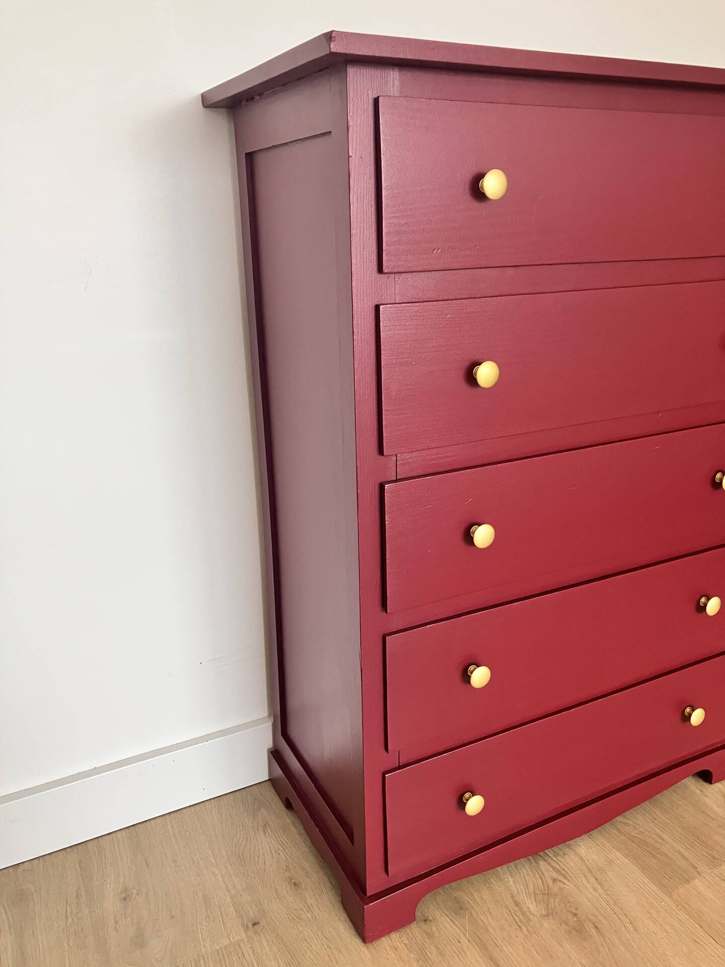 Chest of drawers with 5 drawers in black cherry.