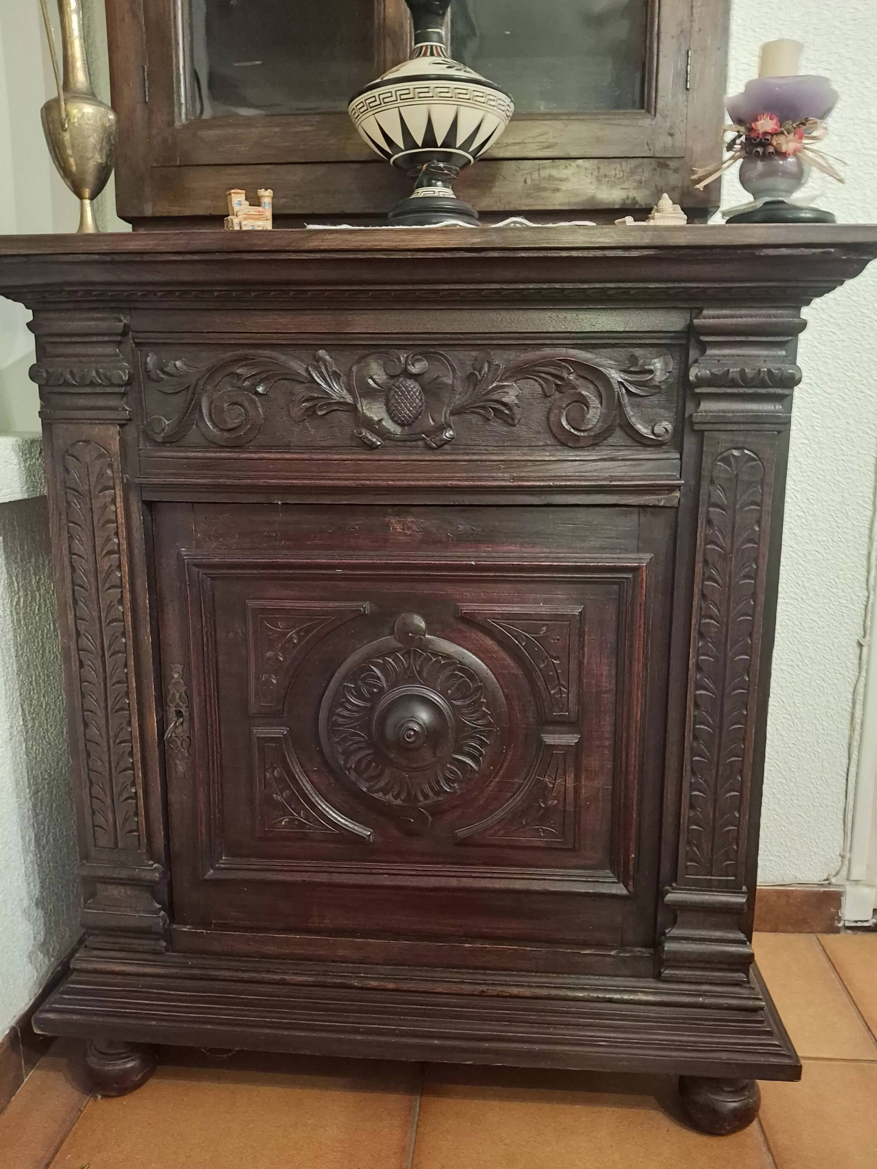 Renaissance-style confiturer in carved wood