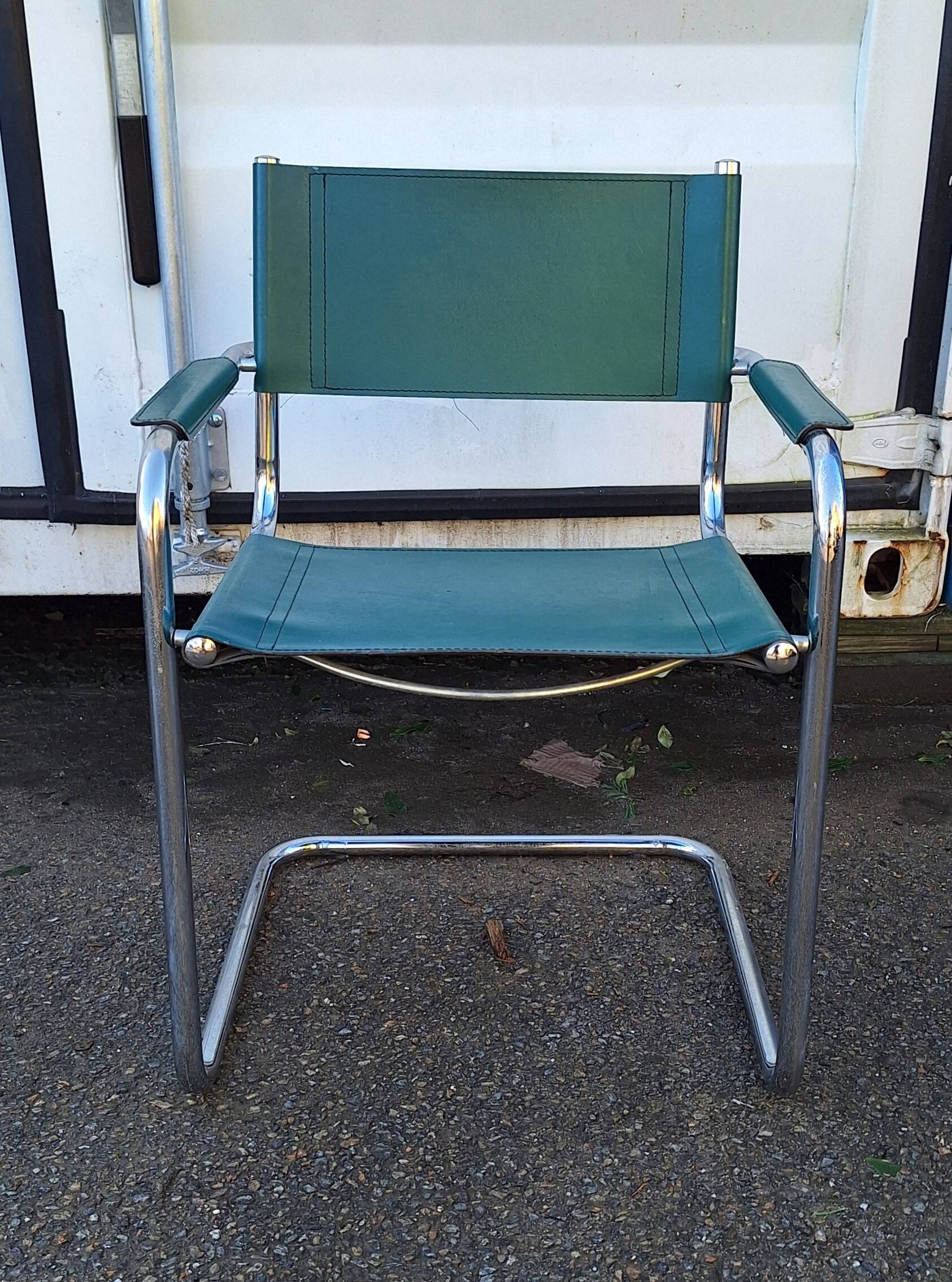 Fauteuil cantilever en métal chromé et cuir vert