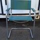 Fauteuil cantilever en métal chromé et cuir vert