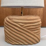 Oval table lamp in handcrafted ceramic with draped effect.