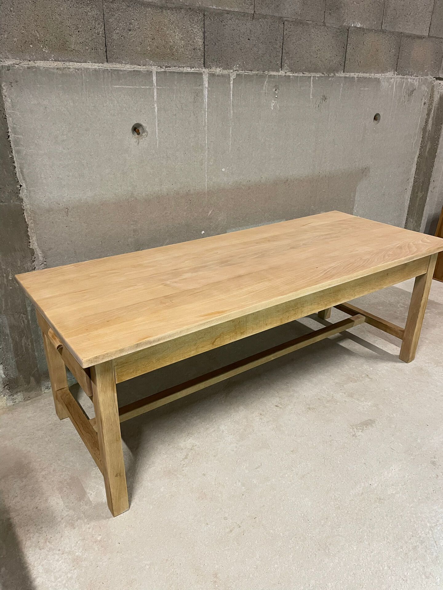 Grande table de ferme en chêne - robuste et conviviale