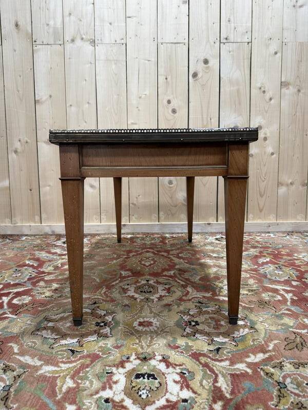 Table basse de style Louis XVI en marbre blanc et merisier