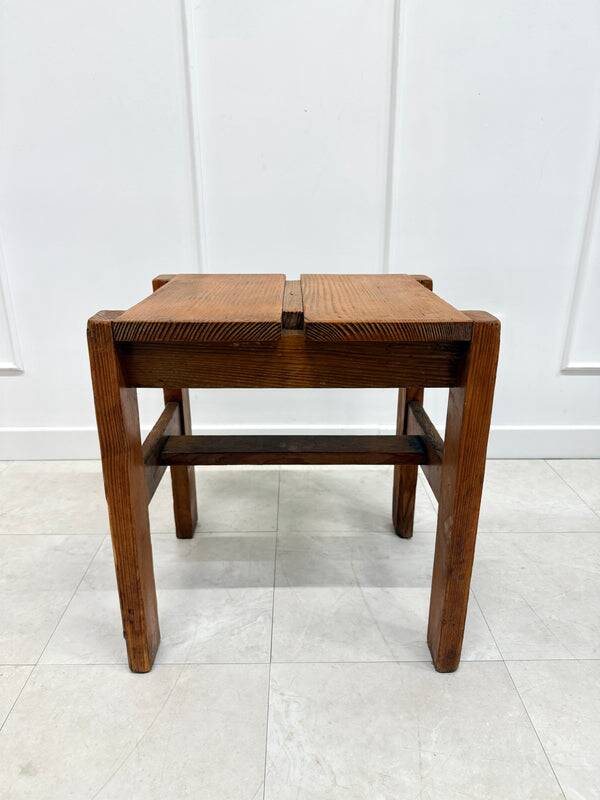 Tabouret brutaliste en pin