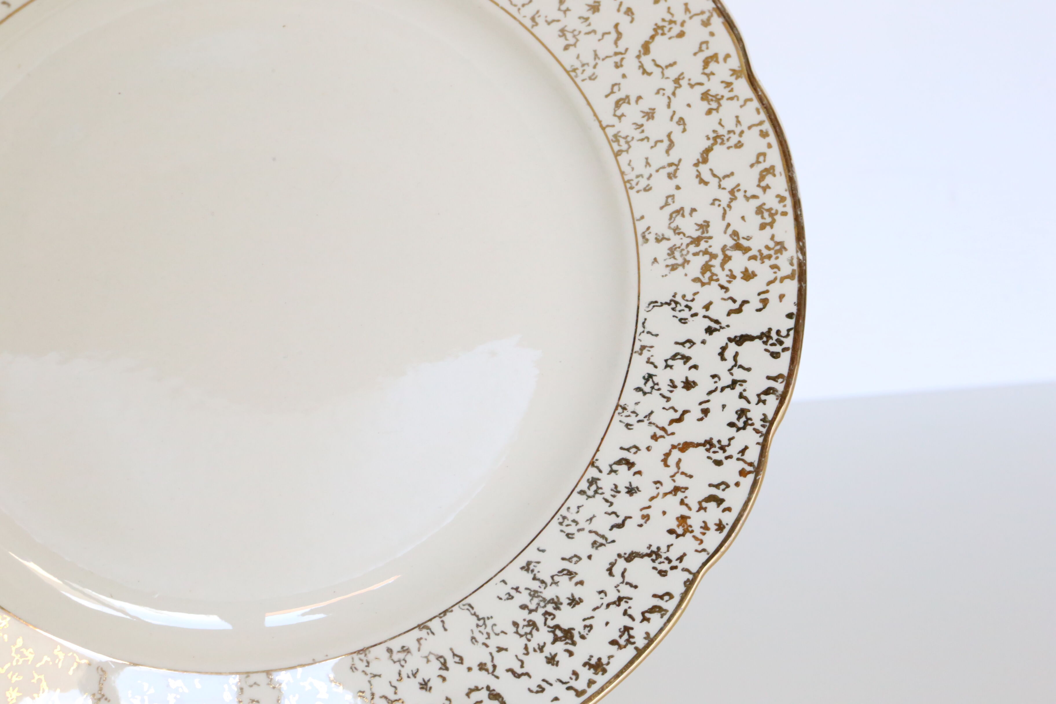 Villeroy and Boch flat plate service, batch of 12 plates, vintage, ceramic, white, gold, parties, vintage, chic