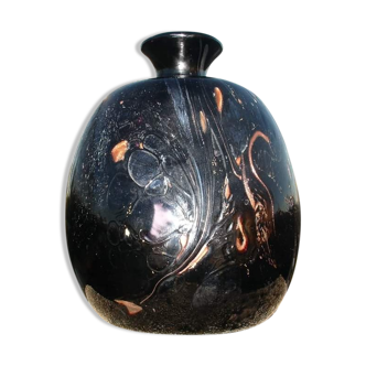 vase en pate de verre multicouche noir et inclusion d'or et autres couleurs signé par Bob le Bleïs