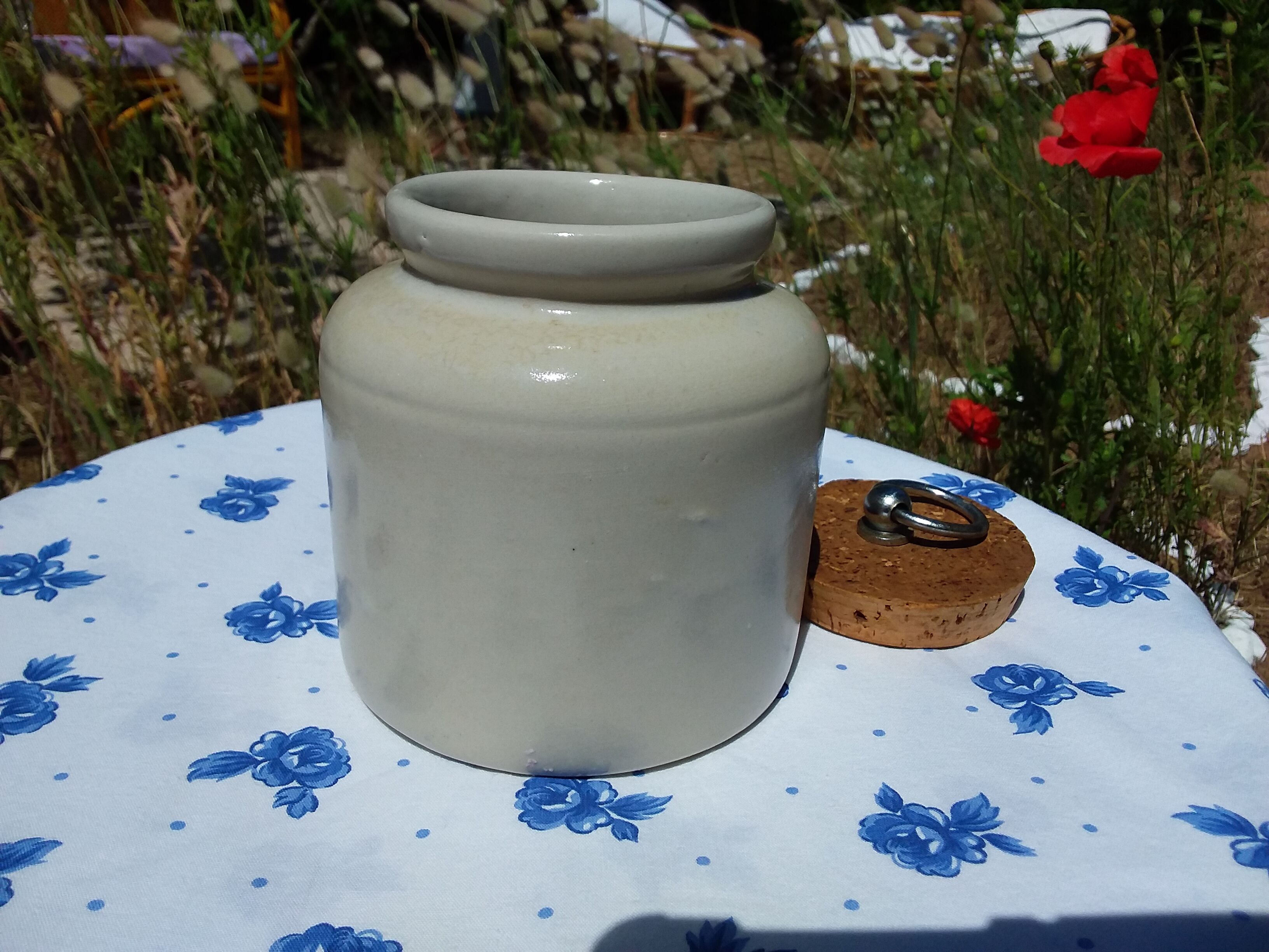 Sandstone pot enamelled beige sand and its cork in croated cork