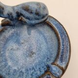 Blue cat ashtray lying down