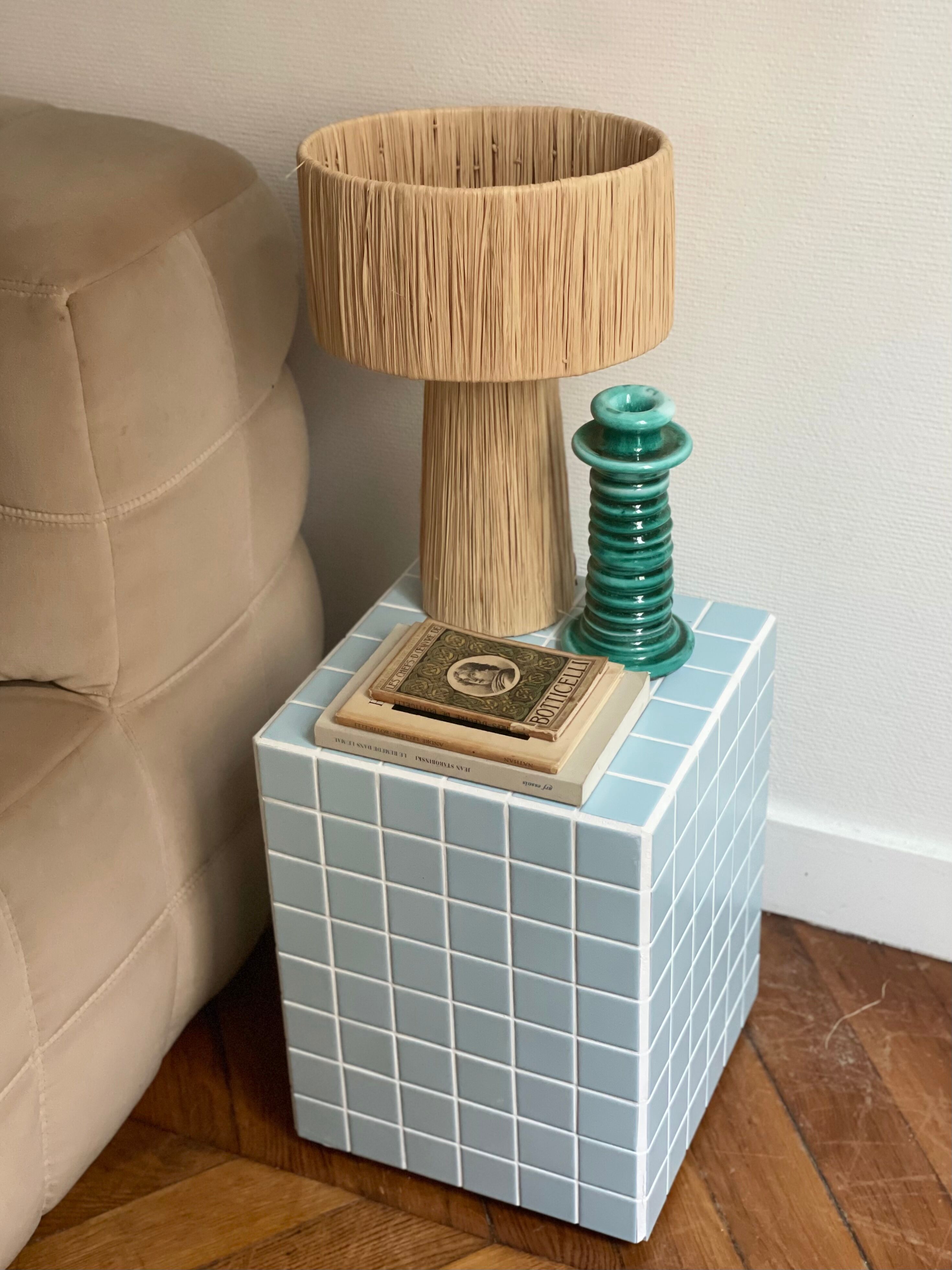 Table d’appoint cube bout de canapé carrelage mosaïque bleu ciel  joint blanc ora 30x30xh40cm