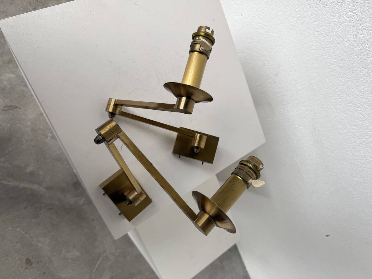 Pair of brass wall lights with articulated arms from the 70s
