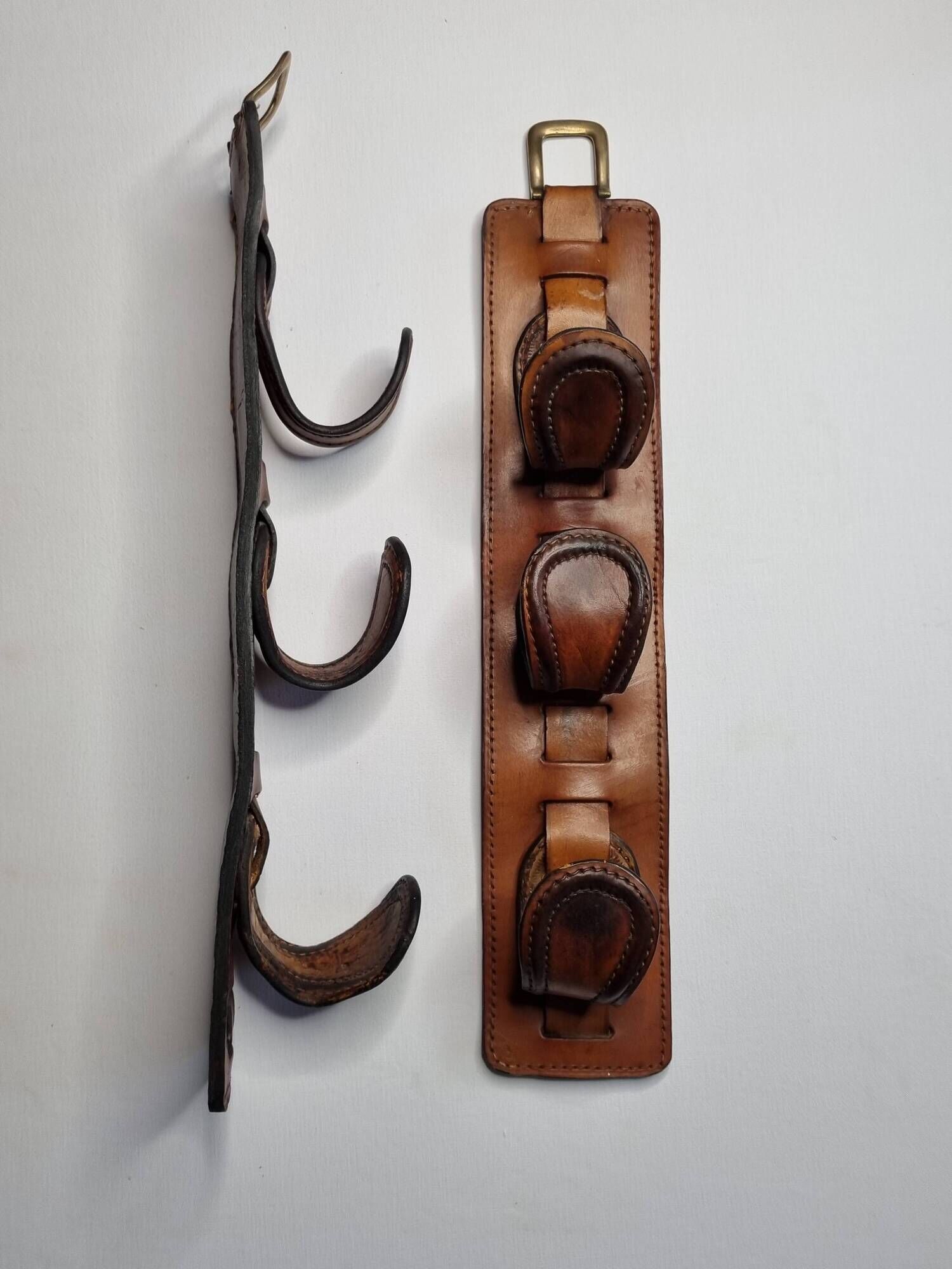 Pair of game bags in saddle leather and brass, old, 3 hooks, 57 cm