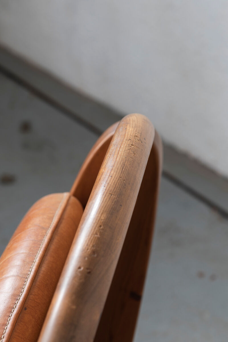 Brutalist rocking chair in pine wood and cognac leather, 1970’s