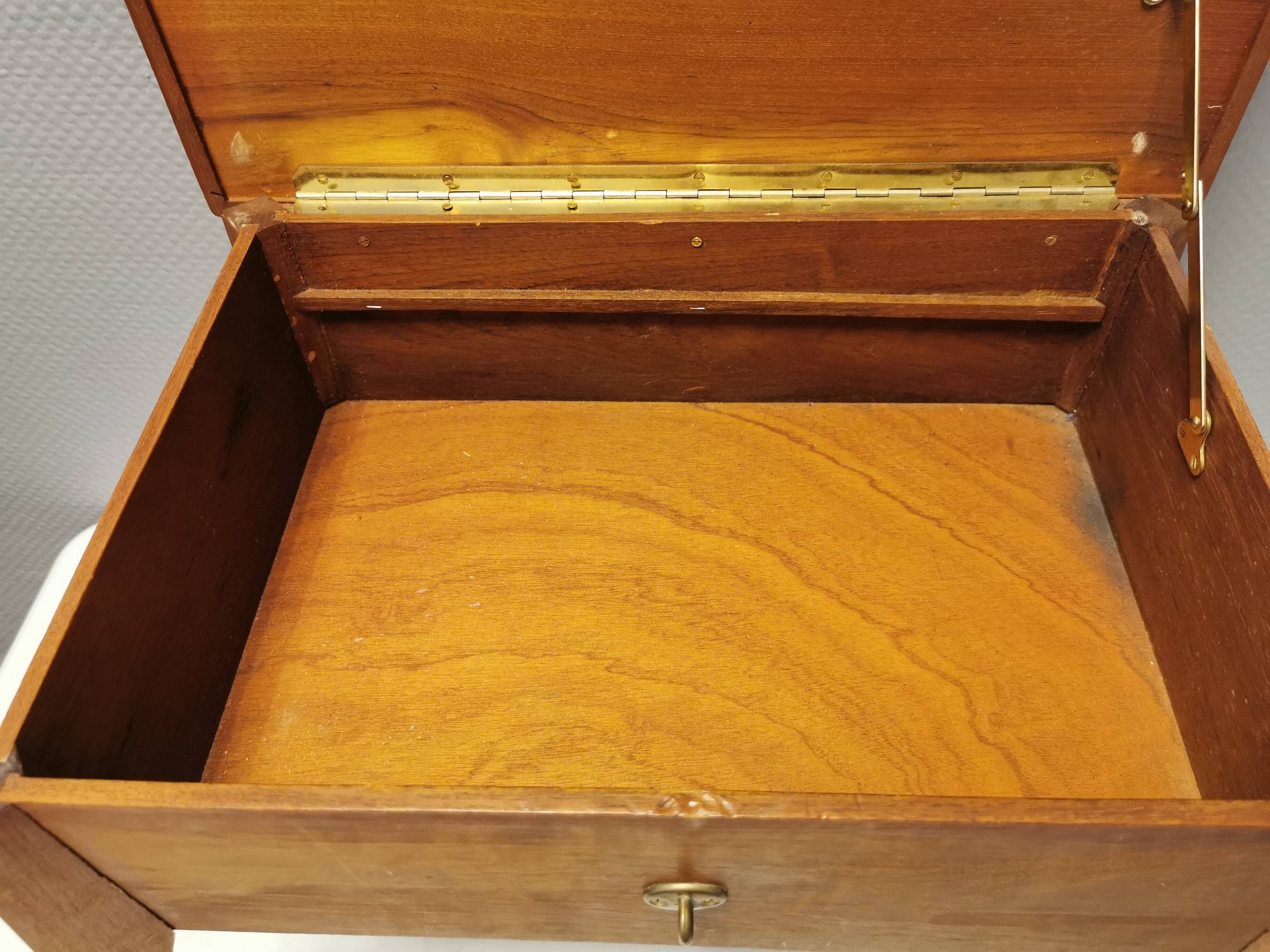 Meuble de rangement/tabouret de fabrication danoise en bois de teck et skaï noir (simili cuir) estimé années 1960-1970