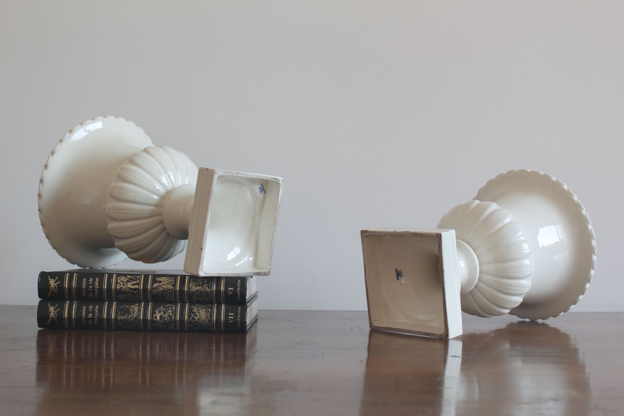 Pair of Capuani Este Vases in white lacquered ceramic, Italy '900