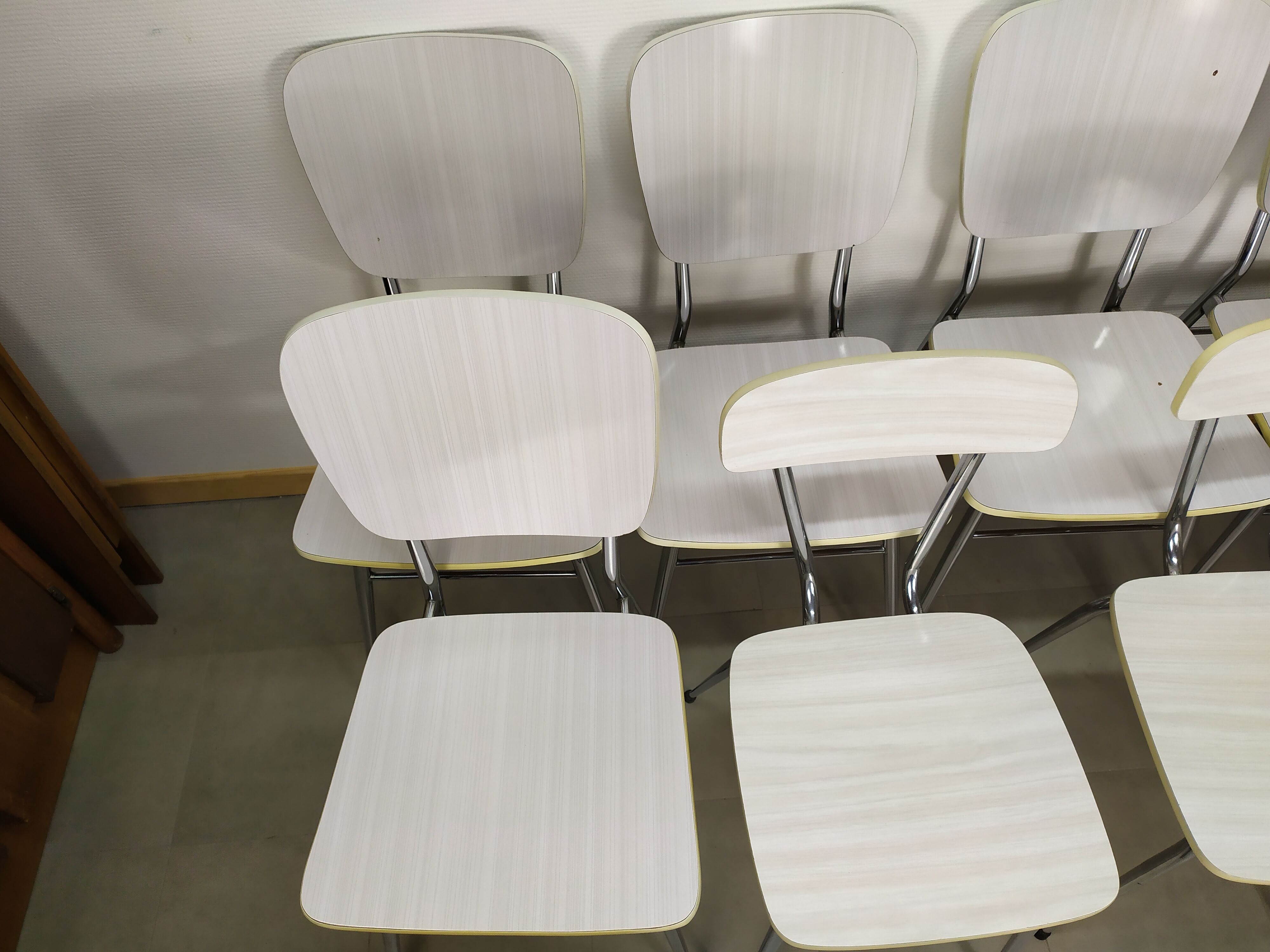 Lot de 9 chaises blanche en formica