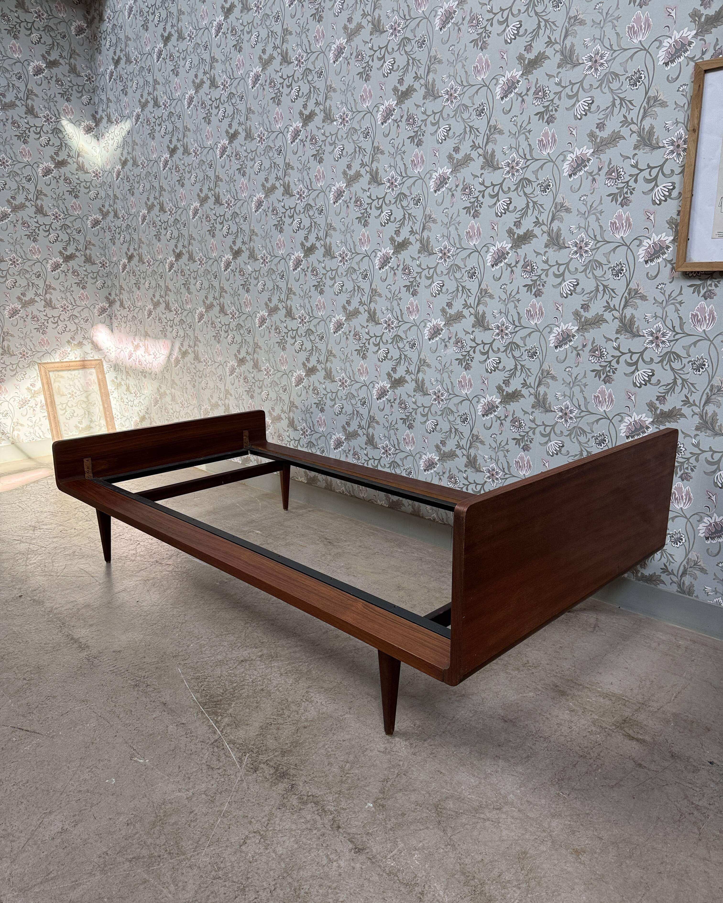 Lir Scandinavian daybed in teak