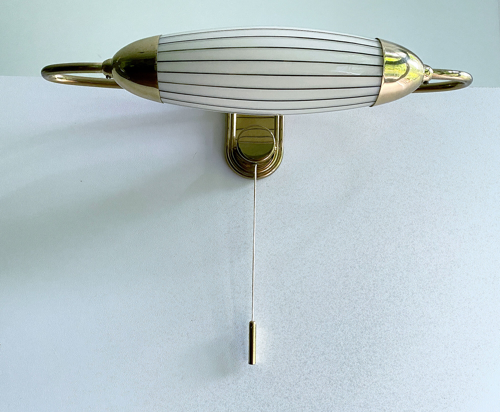 Applique art deco tete de lit, forme dirigeable, laiton opaline