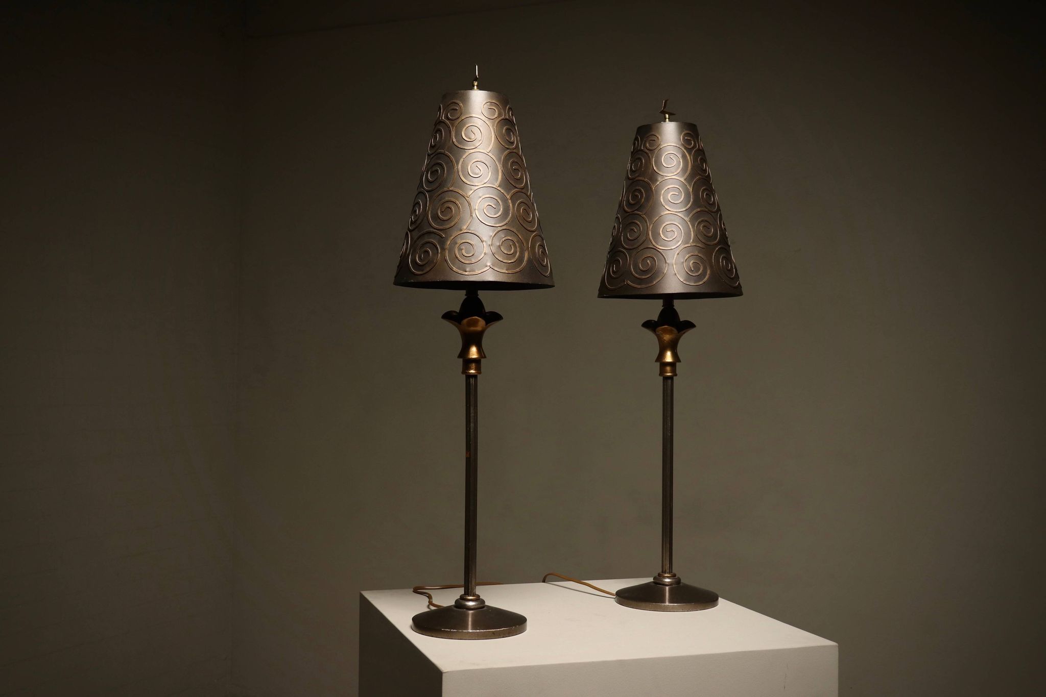 Paire de lampes de table impressionnantes par Lam Lee pour Leeazanne, années 1990.