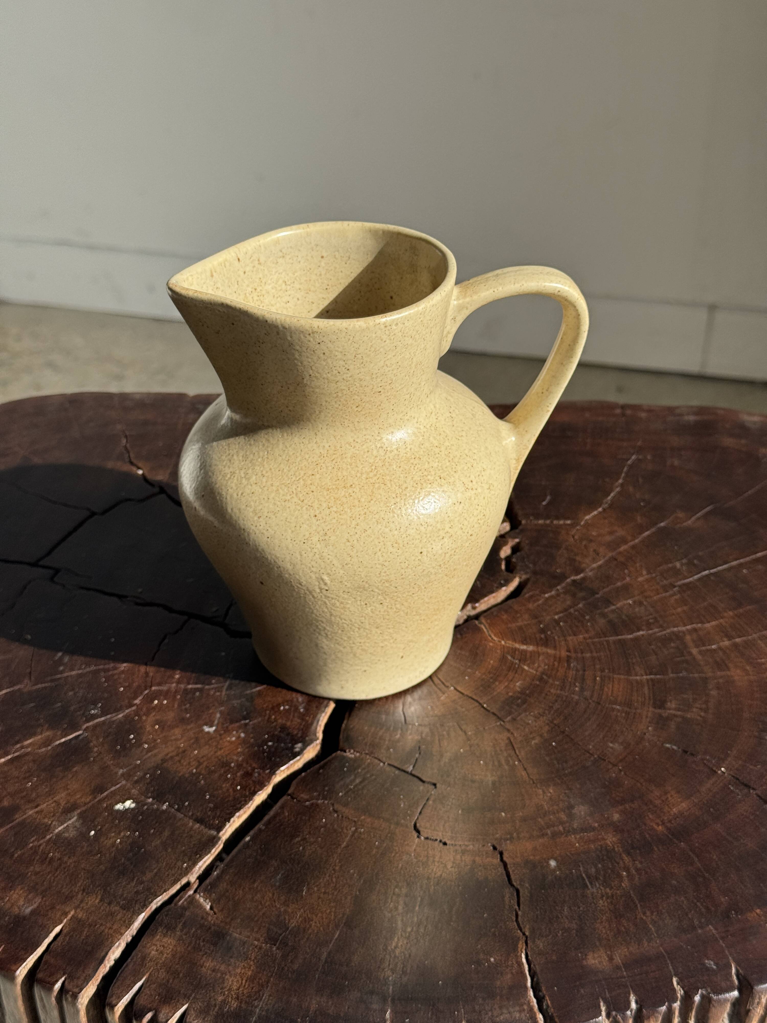 Small beige stoneware jug H14 L15
