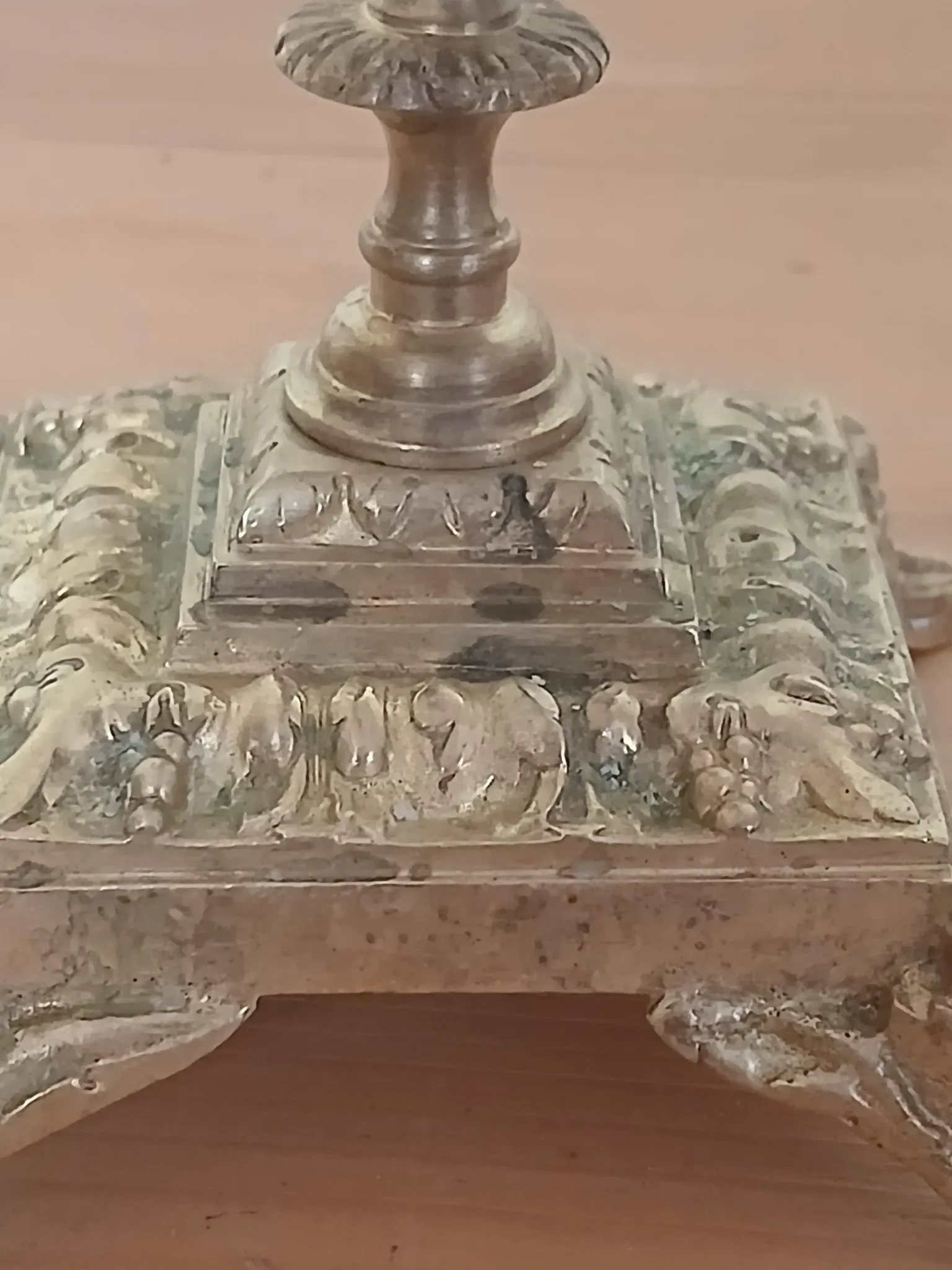 four-light candelabrum in chiselled brass from the 19th century