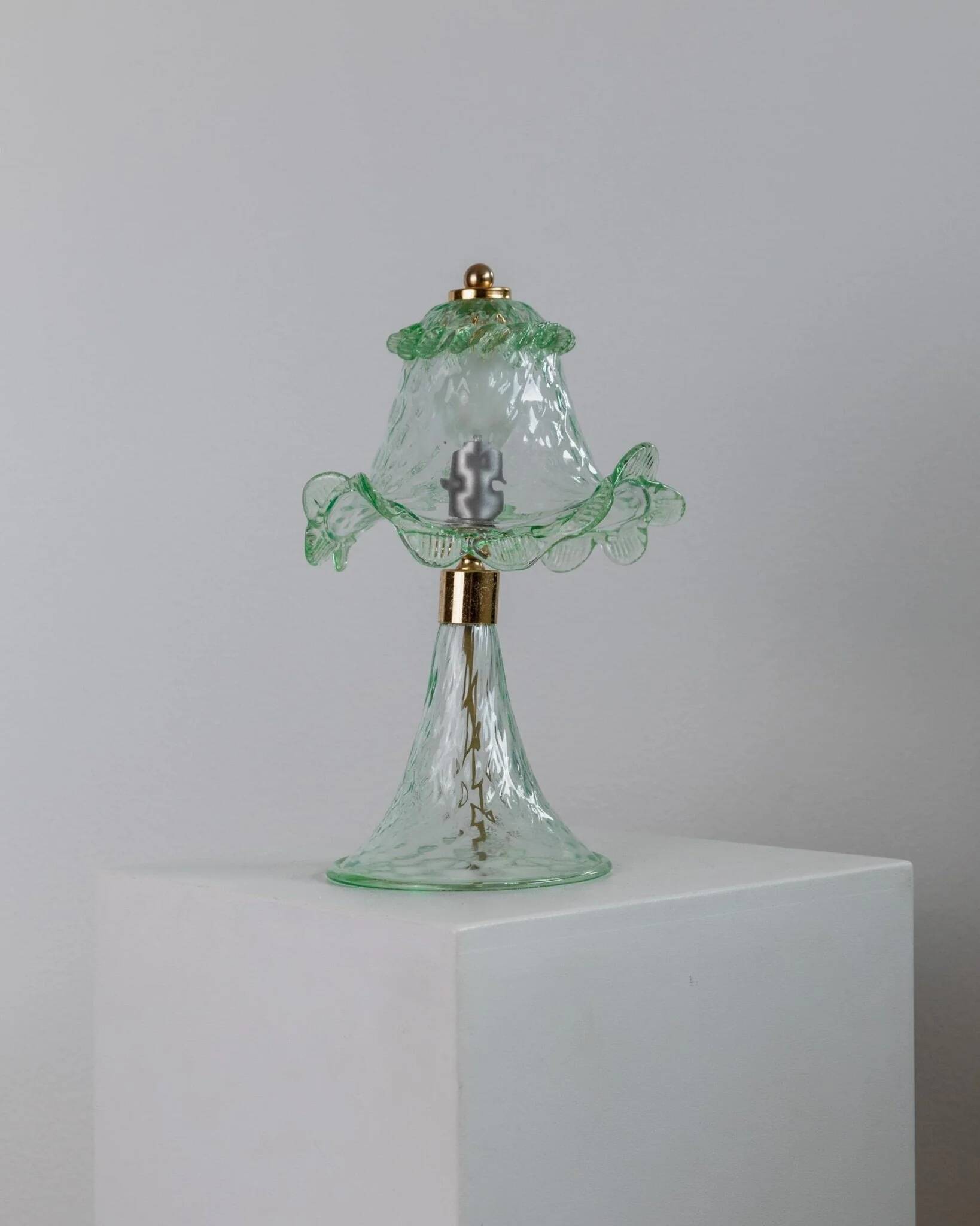 Murano Glass Table Lamp in Delicate Green, Wavy Shade, Italian 1980s Design – Elegant Bedside Decor
