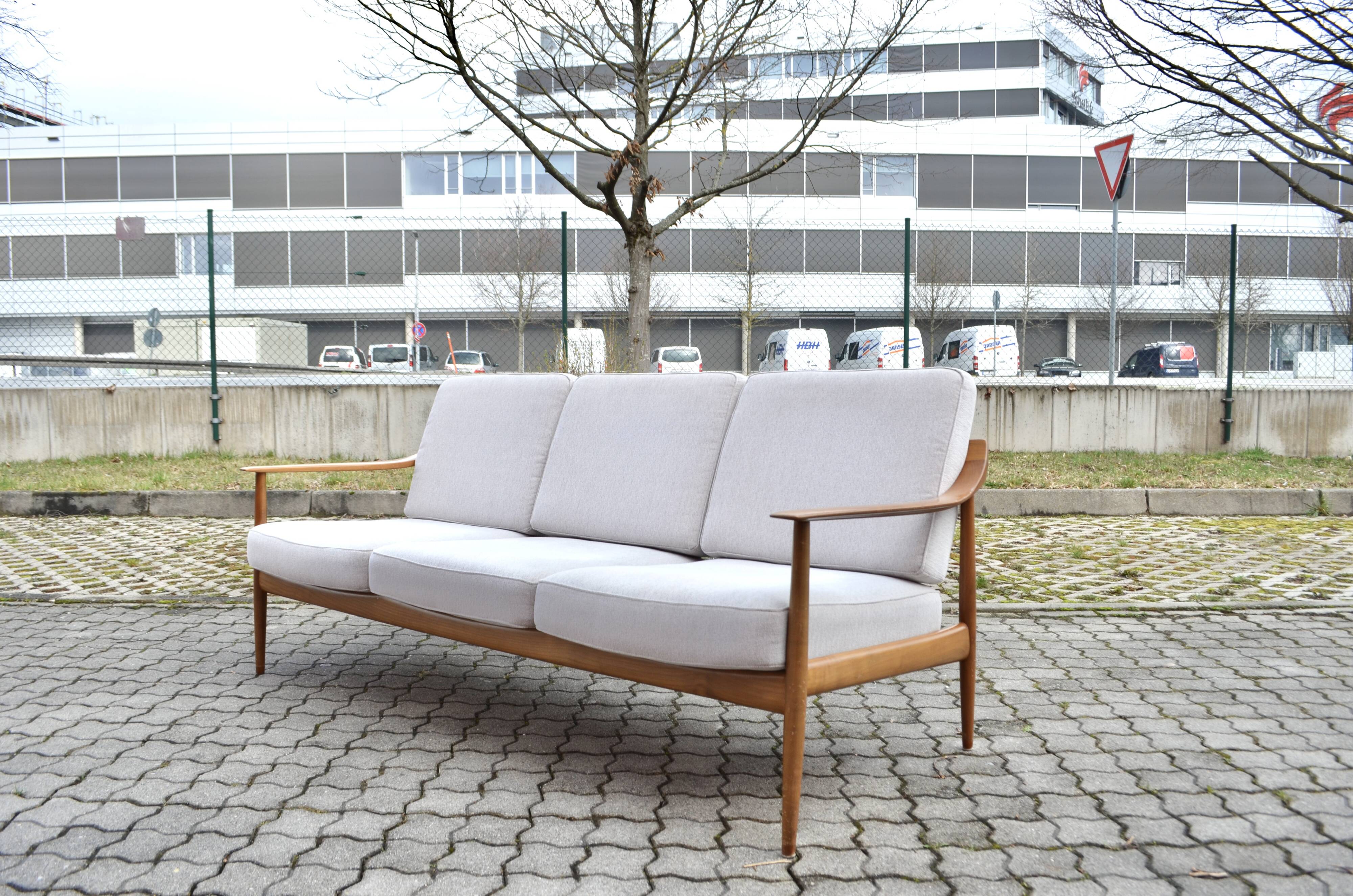 Knoll Antimott Sofa walnut